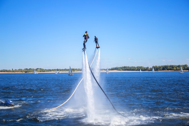 Demonstrationsvorführungen von Flyboard-Athleten