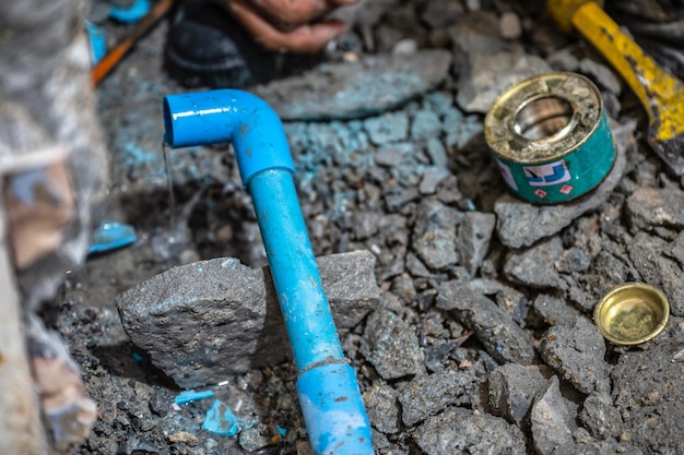 Demontage und Reparatur der undichten Wasserleitung im Badezimmer