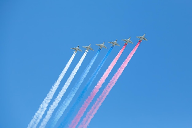 Demostración de las Fuerzas Aeroespaciales Rusas de la bandera rusa por bombarderos en el aire 04052019