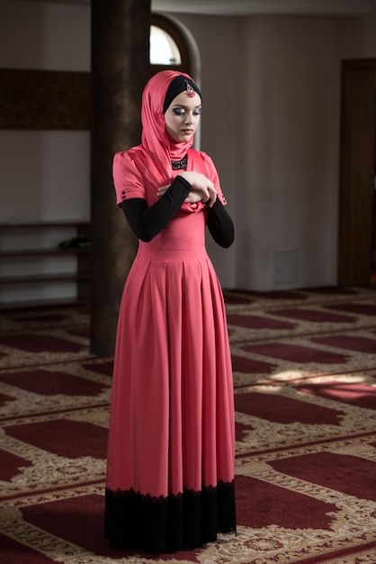 Demütige muslimische Gebetsfrau