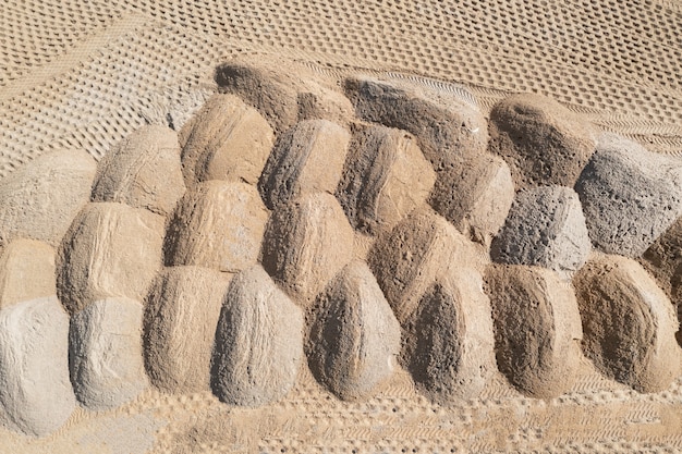 Den Boden nivellieren. leere Baustelle eines Wohngebiets mit einem Sandhaufen. Luftaufnahmen