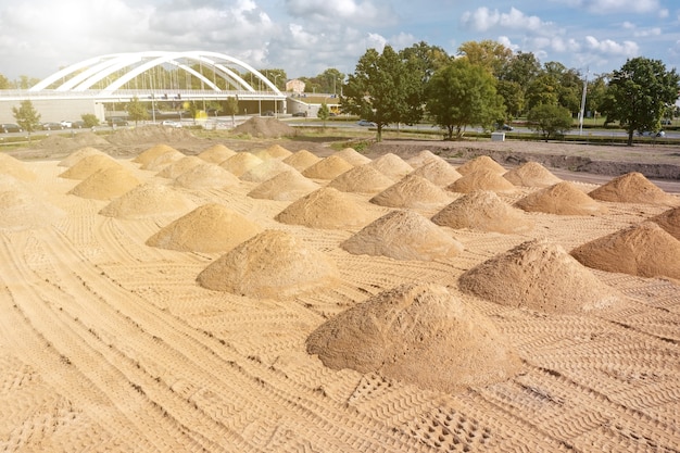 Foto den boden nivellieren. leere baustelle eines wohngebiets mit einem sandhaufen. luftaufnahmen