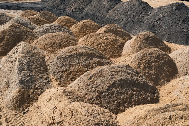 Den Boden nivellieren. leere Baustelle eines Wohngebiets mit einem Sandhaufen. Luftaufnahmen