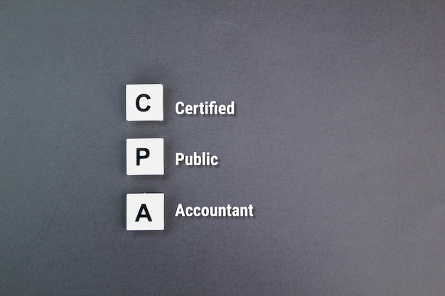 Foto den buchstaben des alphabets cpa oder mit dem wort certified public accountant