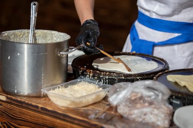 Den Pfannkuchenteig in eine Bratpfanne geben