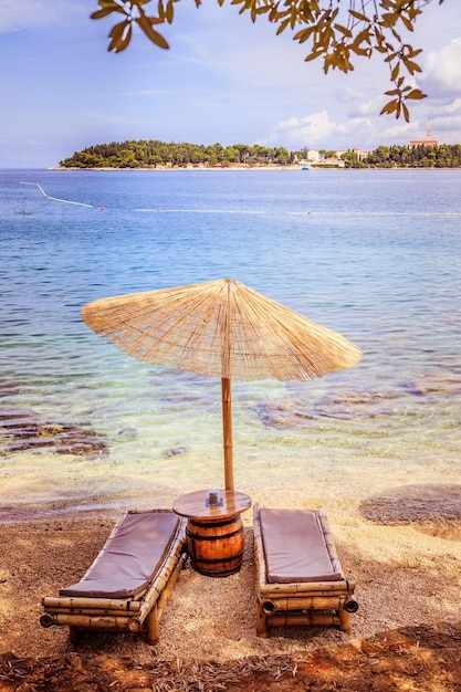 Den Urlaub genießen Sonnenschirm und Lounge am Strand Kroatien