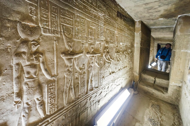 Foto dendera temple hathor, qena, egipto - 05 de diciembre de 2018: imágenes antiguas en las paredes de la sala subterránea.