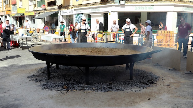 DENIA, ESPAÑA - 9 DE OCTUBRE DE 2022.Cocina paella gigante, comida tradicional española, sartén gigante,