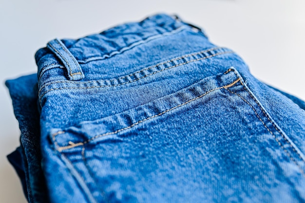 Denim blue jeans sobre un fondo claro Detalle de bonitos jeans azules