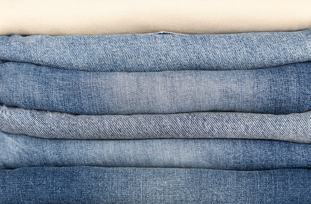 Denim-Texturen in verschiedenen Farben werden übereinander gestapelt