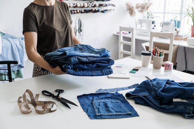 Denim-Upcycling-Ideen mit alten Jeans, die Jeans wiederverwenden, alte Jeans wiederverwenden, Upcycling-Sachen Frau