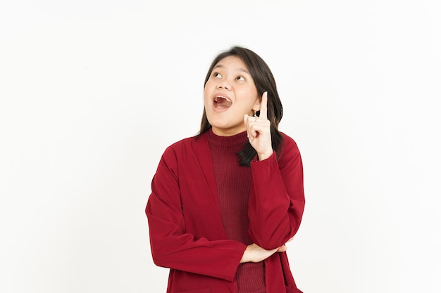 Denken Geste der schönen asiatischen Frau mit rotem Hemd isoliert auf weißem Hintergrund