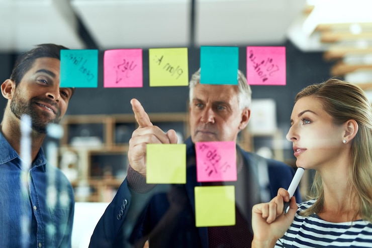 Foto denken hand zeigen oder geschäftsleute mit reifen mentor planung im büro für kalender lösung oder zeitplan coaching agenda oder team mit klebrig notizen ziel training oder projektziele