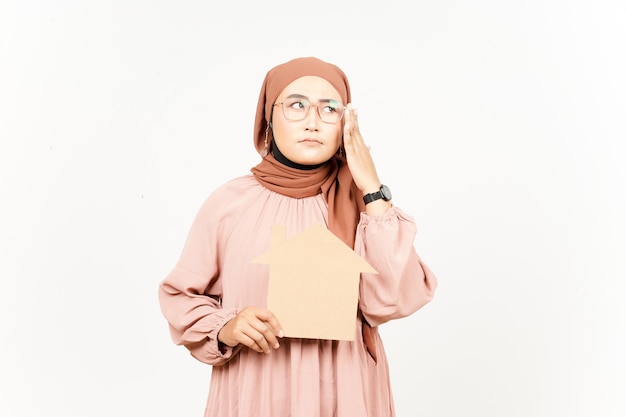 Denken und halten Ausschnitt Haus der schönen asiatischen Frau mit Hijab, isoliert auf weiss