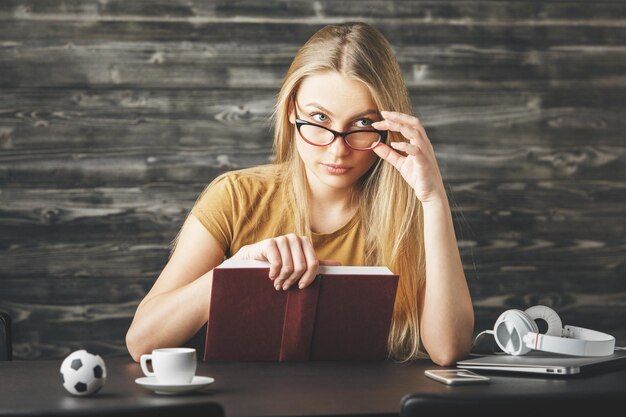 Denkendes Frauenlesebuch am Schreibtisch