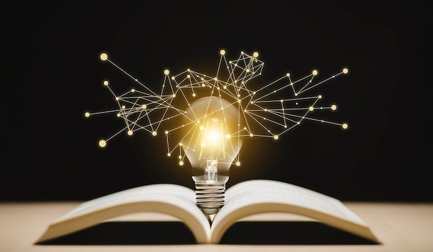 Denkendes und kreatives Konzept, Glühbirne auf dem Buch und Glühbirnenstil Bokeh Vintage dunkler Hintergrund, Konzept Die Idee, Bücher zu lesen, Wissen und nach neuen Ideen zu suchen.