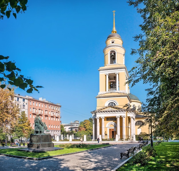 Denkmal für Alexei Nikolajewitsch Tolstoi in der Nähe der Großen Himmelfahrtskirche in Moskau