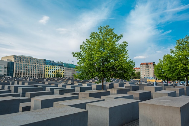 Denkmal für den Holocaust an den Juden in Berlin. Säulen in verschiedenen Höhen