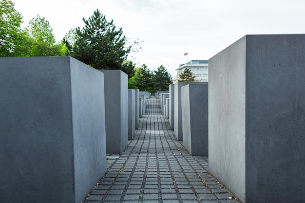 Denkmal für den Holocaust der Juden in Berlin. Säulen in verschiedenen Höhen.