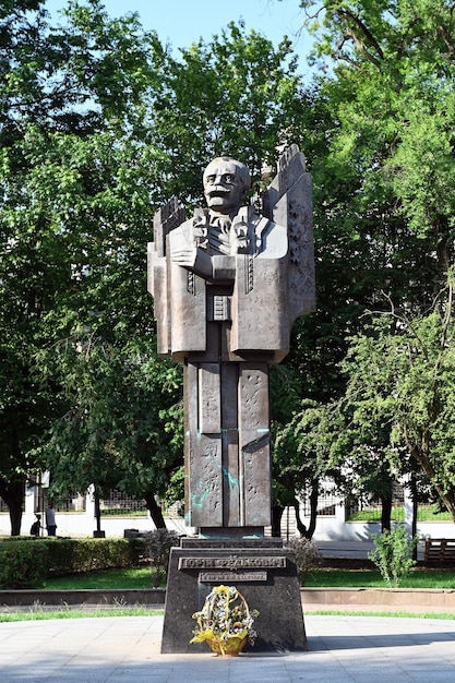 Denkmal für den ukrainischen Schriftsteller, Dichter und Folkloristen Yuriy Fedkovych in Tschernivtsi, Ukraine
