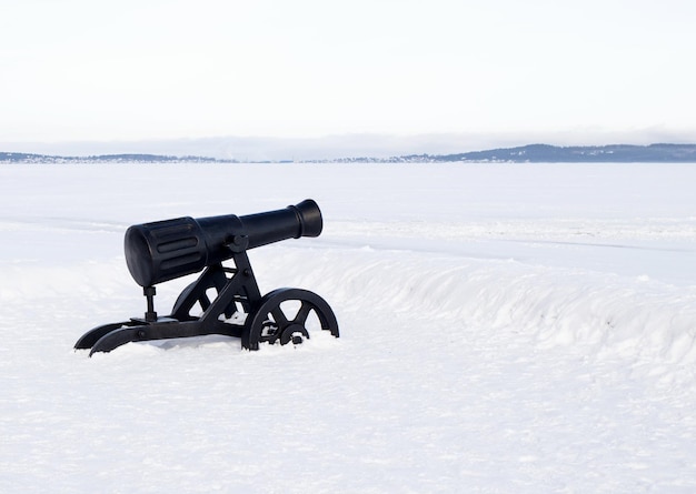 Denkmal für die Kanone Alte Kanone auf dem Damm Winter in Petrosawodsk Russland