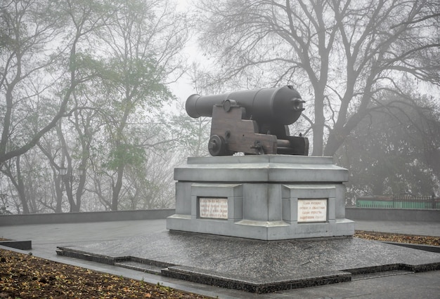 Foto denkmal für die kanone auf dem primorsky boulevard in odessa, ukraine, an einem nebligen herbsttag