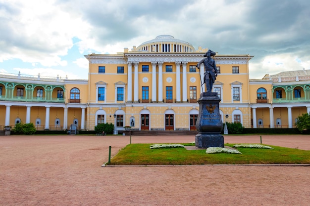 Denkmal für Kaiser Paul der Erste vor Pawlowsk-Palast Russland Inschrift auf dem Sockel Kaiser Paul der Erste der Gründer von Pawlowsk 1872