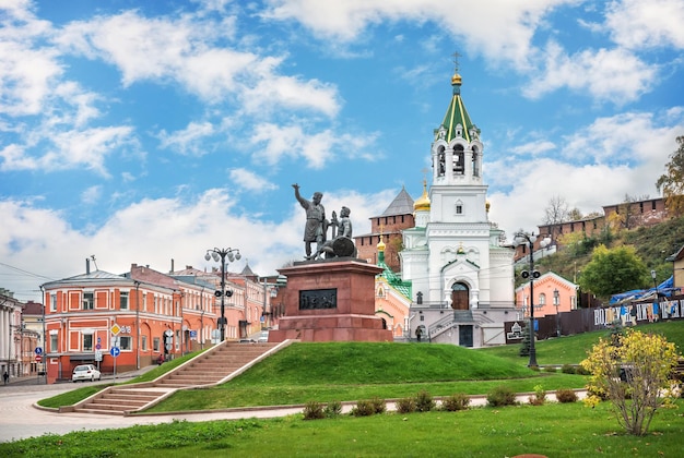 Denkmal für Minin und Pozharsky und Baptistenkirche Nischni Nowgorod