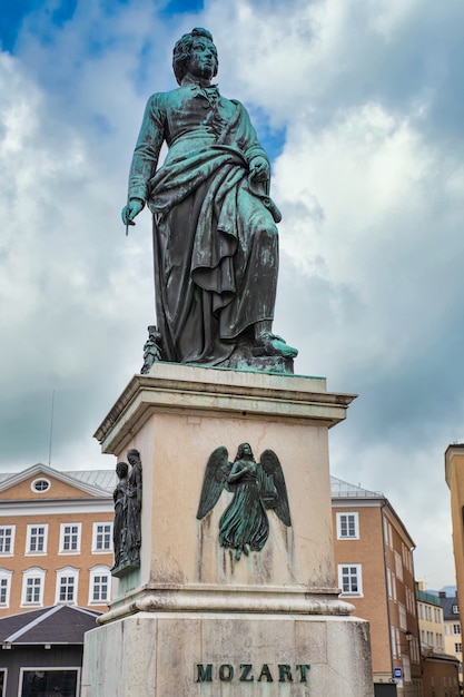 Denkmal für Mozart im historischen Zentrum von Salzburg, Österreich