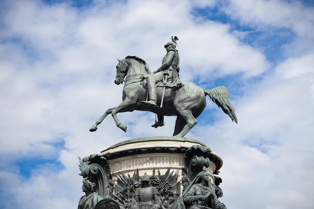 Denkmal für Nikolaus I. auf dem St. Isaac's Square St. Petersburg Juni 2022