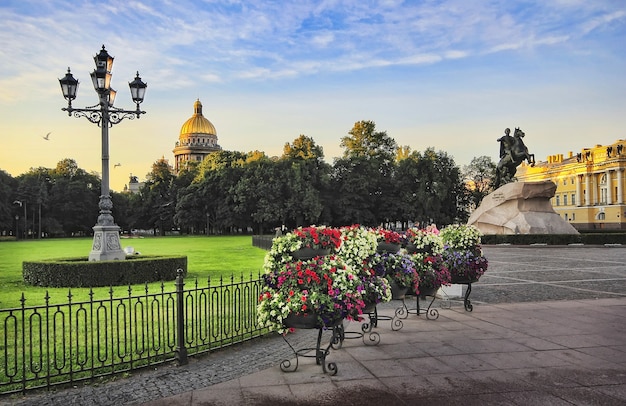 Denkmal für Peter den Großen und die Kuppel der St. Isaaks-Kathedrale in St. Petersburg an einem Sommermorgen