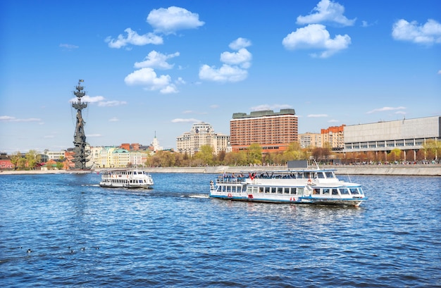 Denkmal für Peter den Großen und Vergnügungsboote auf der Moskwa in Moskau an einem sonnigen Sommertag