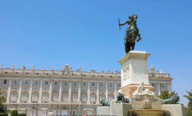 Denkmal für Philipp IV. Von Spanien mit dem Königspalast von Madrid am th