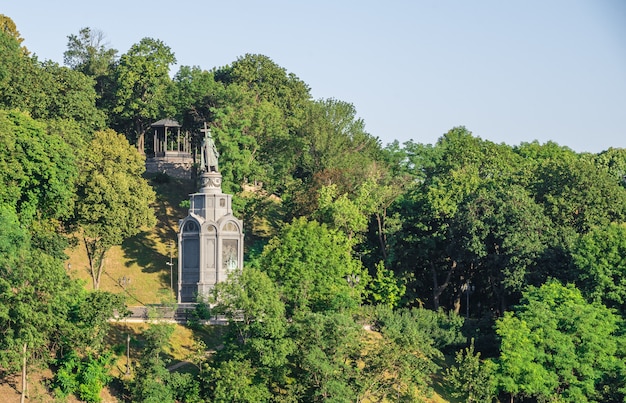 Denkmal für Prinz Wladimir den Großen auf Wladimirskaja Gorka in Kiew, Ukraine, an einem sonnigen Morgen