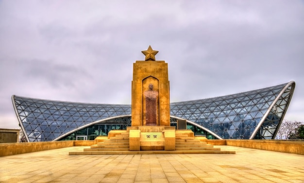 Denkmal von Hazi Aslanov und Bahnhof der Seilbahn in Baku, Aserbaidschan