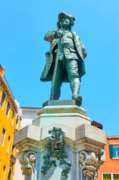 Denkmal zu Ehren von Carlo Goldoni in Venedig, Italien. Das Denkmal wurde 1883 auf dem Campo San Bartolomeo errichtet