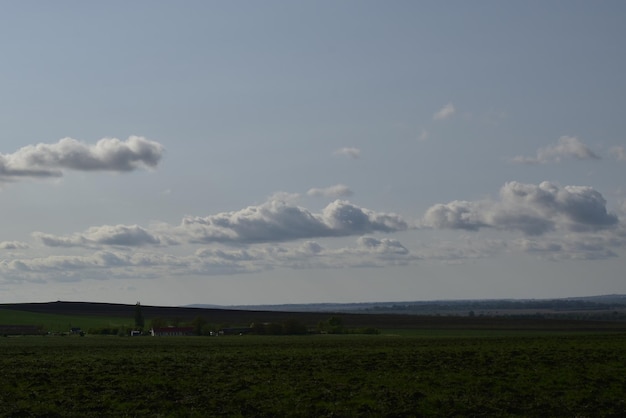 Densas nubes se elevan por encima de las colinas cubiertas de vegetaciónDía soleadoPrimavera Región de Krasnodar Rusia