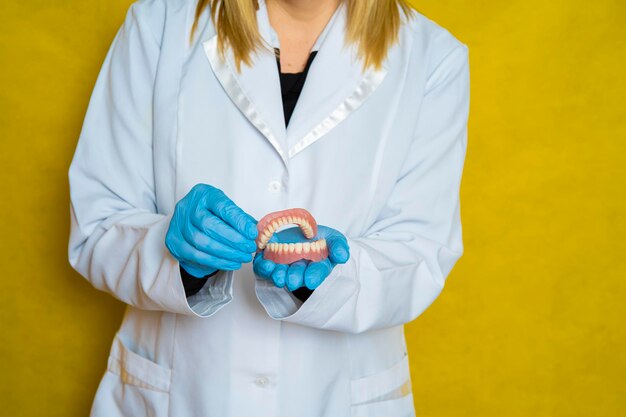 Dentaduras postizas en manos de un técnico dental