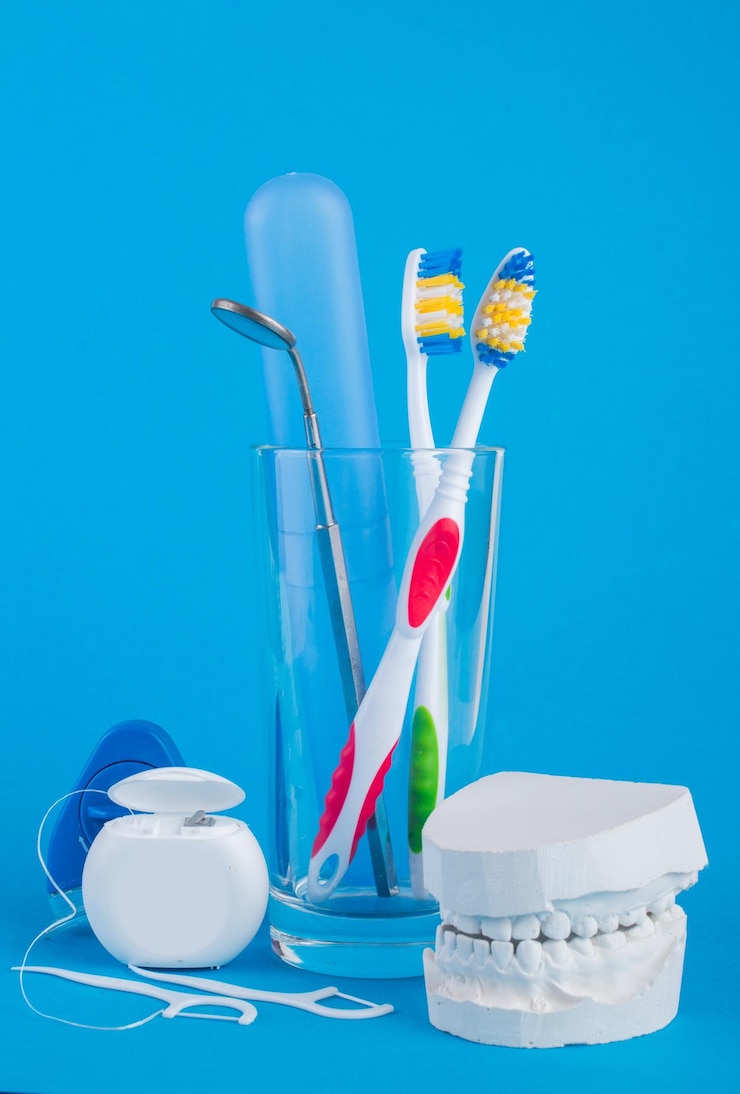 Foto dental-set auf blauem hintergrund zahnpflege und mundpflege