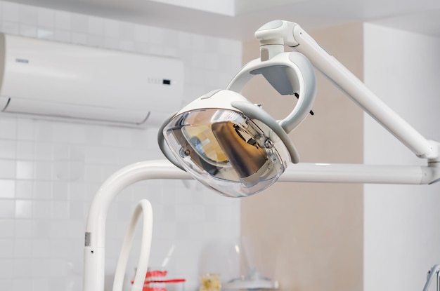 Dental-Stehlampe in der Zahnarztpraxis