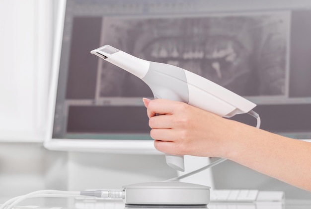 Dentaler 3D-Scanner und Monitor in der Zahnarztpraxis