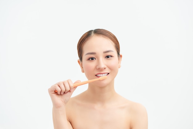 Dentalhygiene-Konzept - Eine Nahaufnahme einer asiatischen Frau mit Zahnbürste