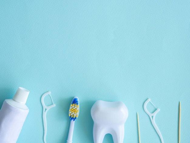 Dentalkonzept Zahnfaden mit Plastikzahnstocherbürste Pastazahnplatz für Text