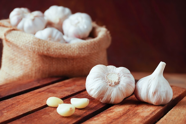 Foto dente de alho e bulbo na mesa de madeira