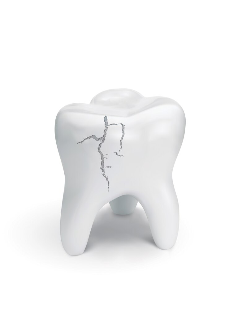Foto dente rachado na superfície branca