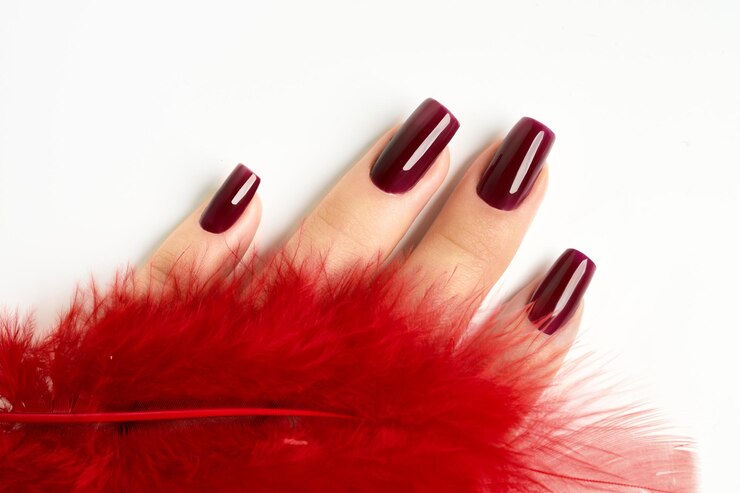 Foto dentes de mulher com manicure vermelho e penas isoladas