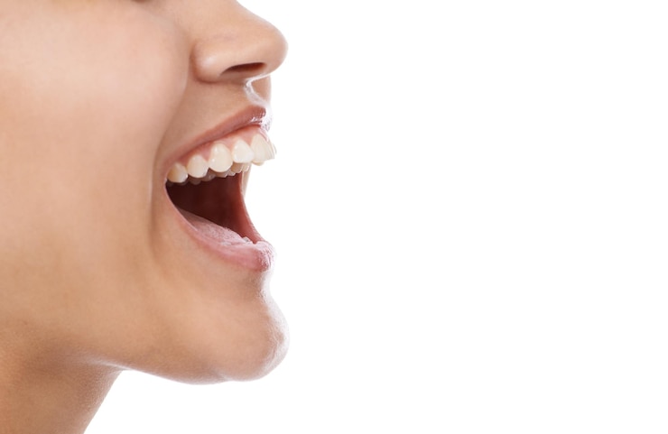 Foto dentes e boca de uma pessoa para higiene ou tratamento dentário contra um fundo de estúdio branco close-up de uma mulher ou modelo sorrindo em satisfação com a gengiva oral e o branqueamento dos dentes no espaço de maquete