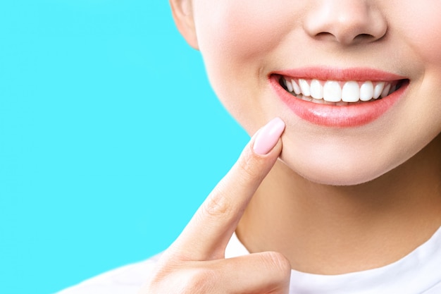 Foto dentes saudáveis perfeitos sorriem de uma jovem mulher