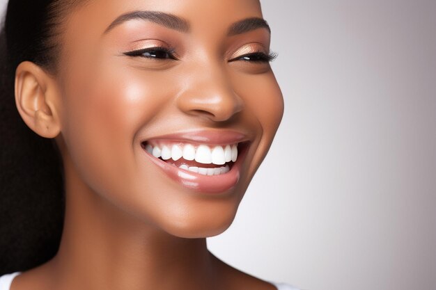 Dentes saudáveis perfeitos sorriso de uma mulher jovem dentes branqueamento