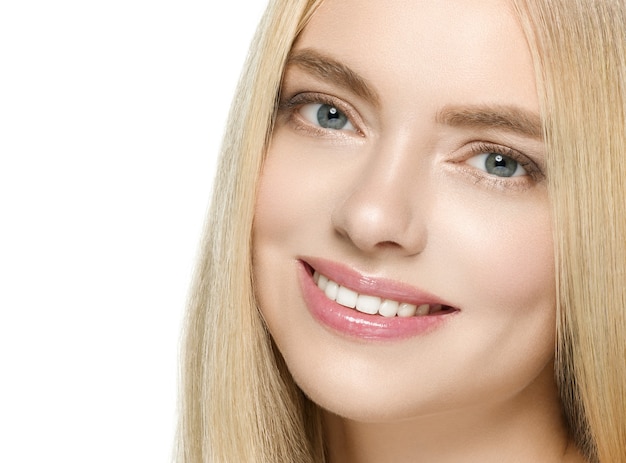 Dentes sorriso mulher cabelo loiro comprido pele saudável moda maquiagem